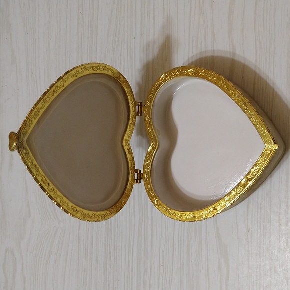 Vintage Bisque Porcelain Jewelry Box With Roses and Gold Trimming - Picture 4 of 4